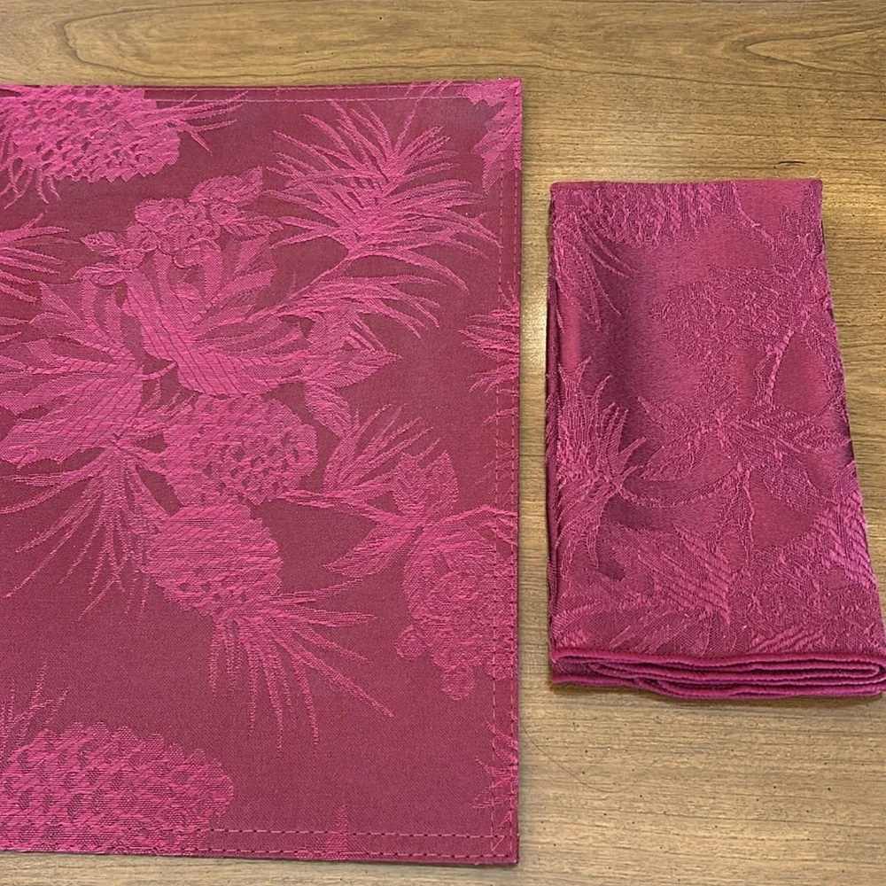 Set of 8 placemats and 8 napkins. Maroon‎ red. New without tags. Never used.